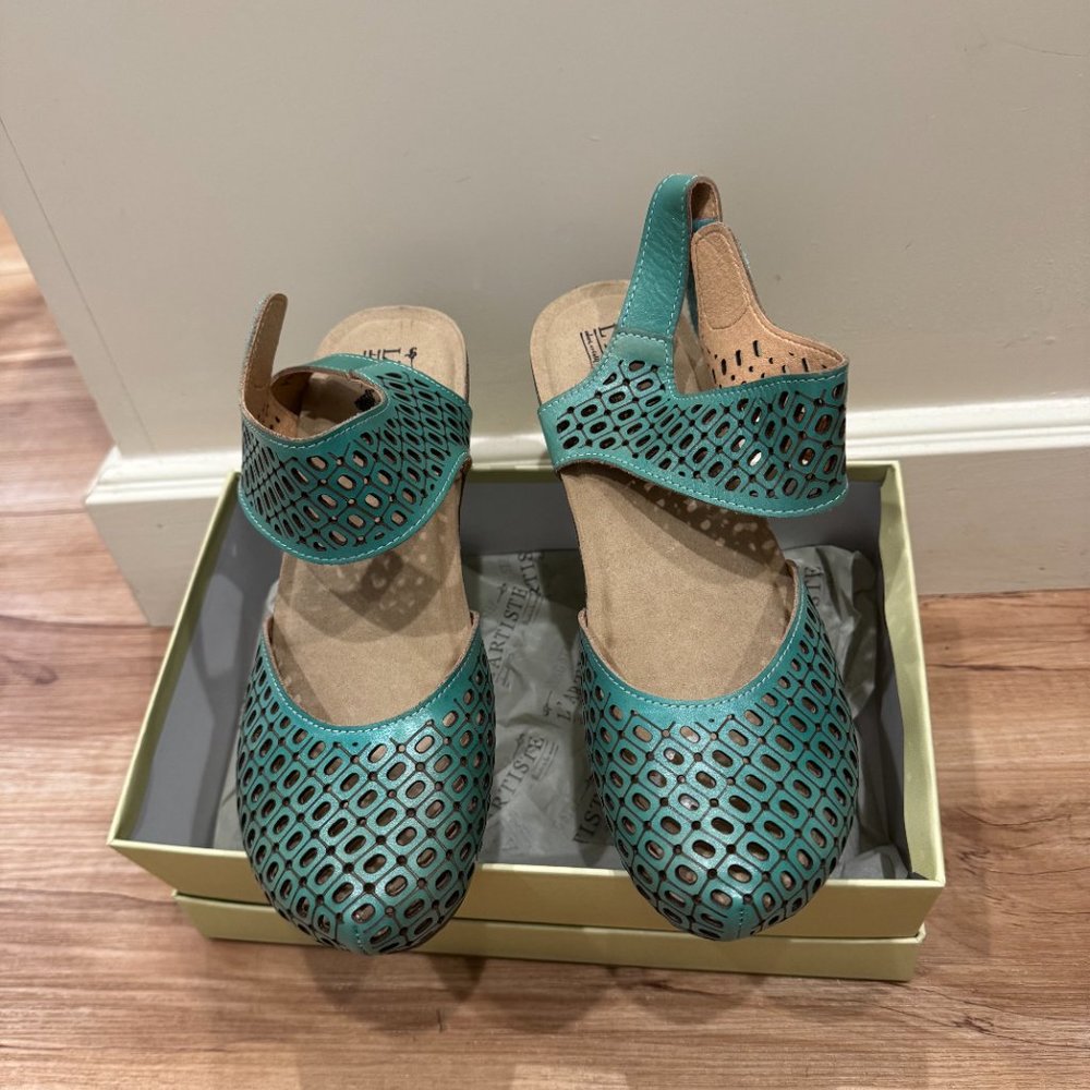L'ARTISTE POPPIRI ANKLE STRAP SANDAL Size 8.5